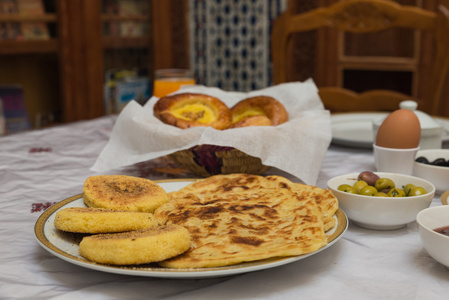 传统的阿拉伯早餐混合与西餐图片