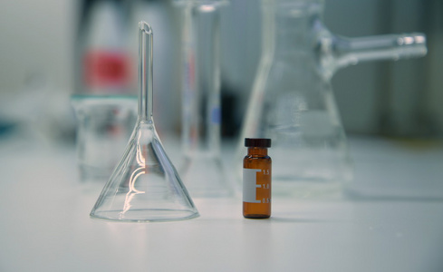 科学漏斗和小瓶实验室和玻璃器皿的背景