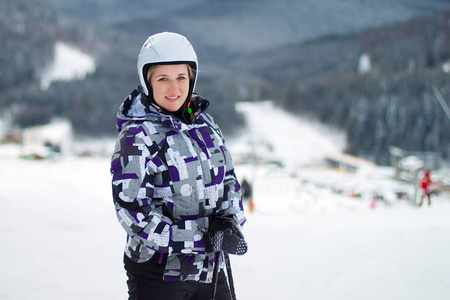 山上背道而驰的女滑雪者图片