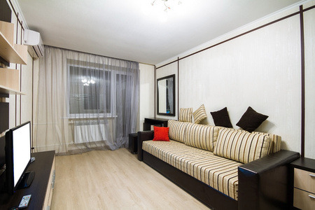 内部的房子,一间公寓里的小客厅照片