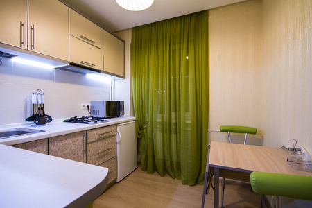现代小厨房用绿色的窗帘图片