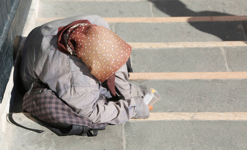 老年吉普赛女人戴头巾上她的头和长裙子照片
