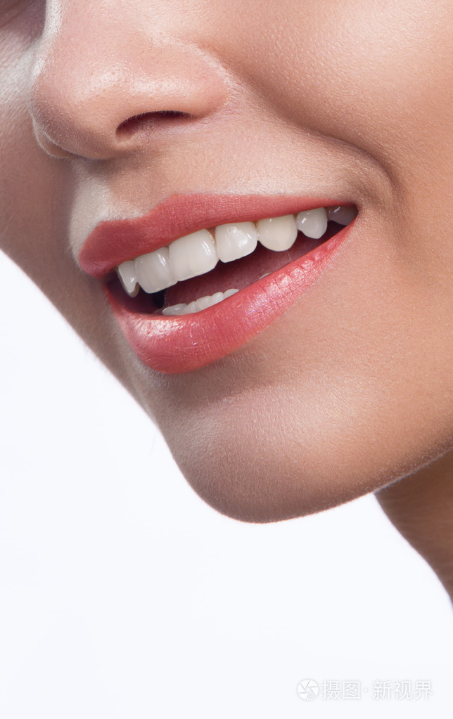 漂白后的完美笑容.牙科护理和美白牙齿