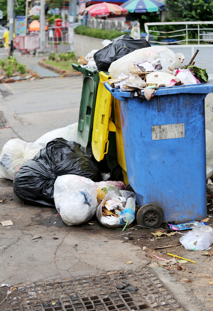 成堆的垃圾和垃圾