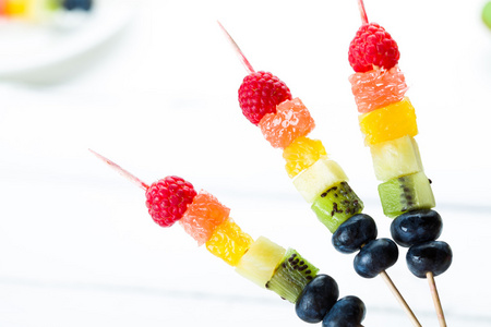 新鲜的夏季水果串照片