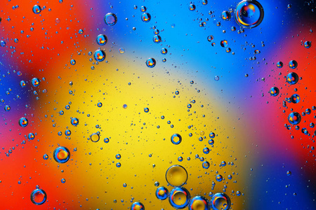 水和油表面彩色气泡的抽象背景