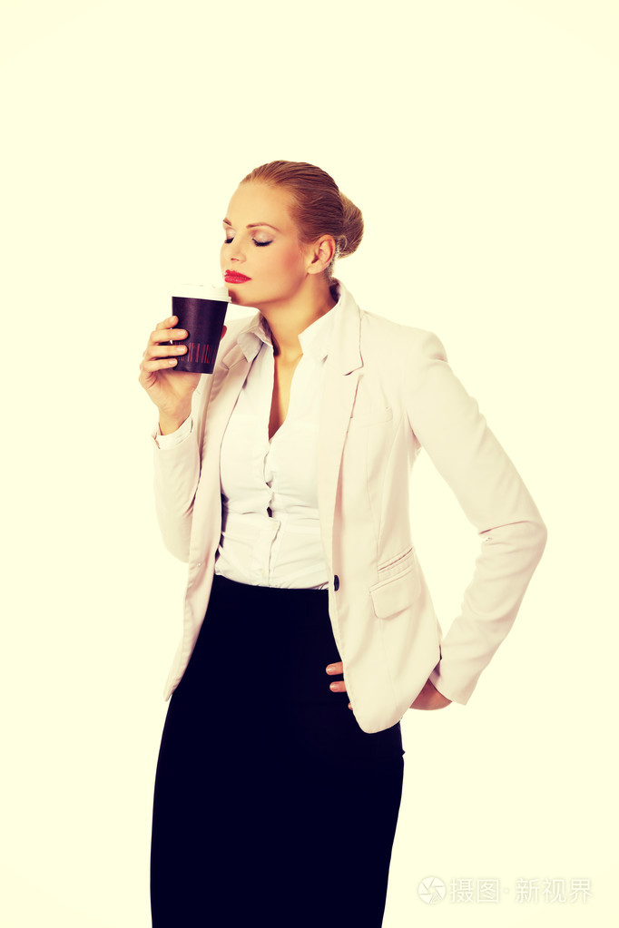 闻咖啡纸杯的女商人