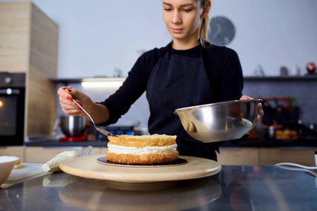 一个糖果的女人在厨房里做蛋糕