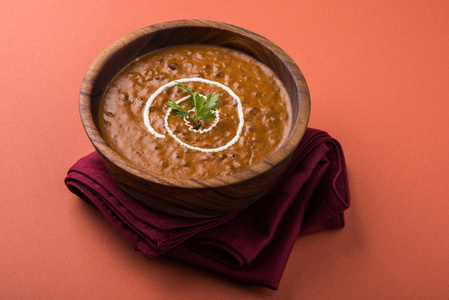 dal makhani 或 dal makhani 或扁豆 makhni，在一个碗里，奉上孤立