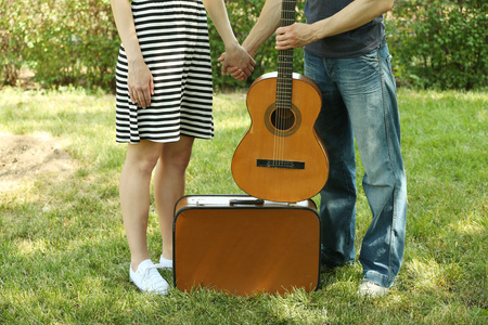 夫妇与老式手提箱和吉他