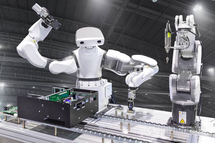 工业机器人在工厂机械手控制器安装在生产线的计算机芯片