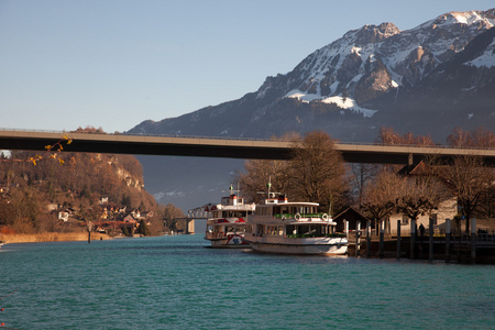 船停靠在瑞士因特拉肯桥下的