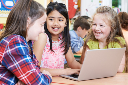 群小学儿童在计算机一起工作