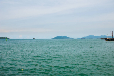 从海滨海岛的视图。马来西亚沙巴亚庇