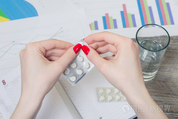 女人手里拿着药片生病工人的概念