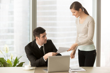 年轻微笑个人助理给文档来老板,paperw照片