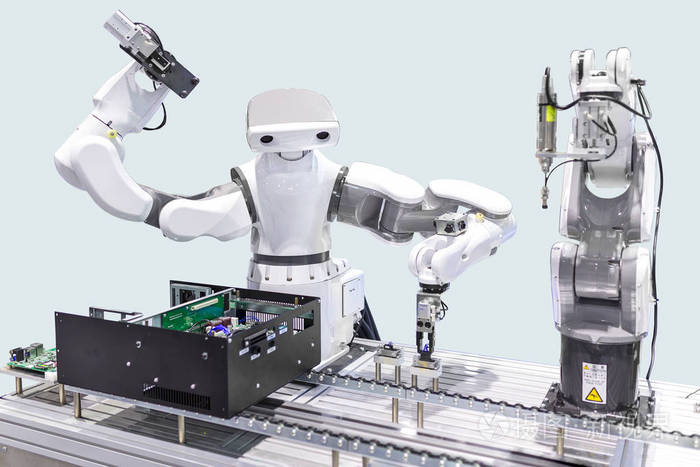 工业机器人在生产线上安装计算机芯片