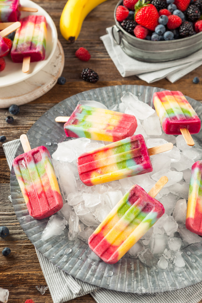 健康的自制彩虹冰棍