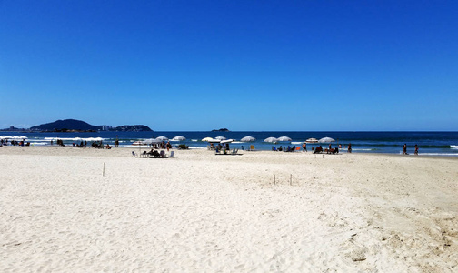 巴西海滩带几把雨伞