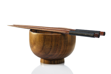用中国筷子的木碗