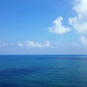 风平浪静的大海上的背景