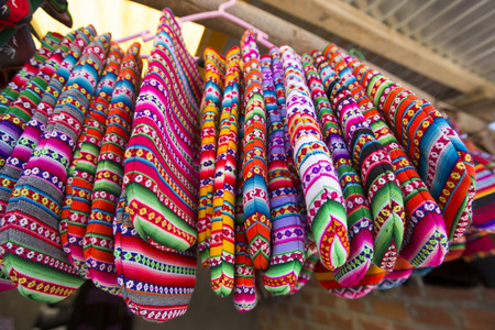 从玻利维亚族裔市场彩色的手套