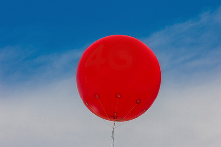 在天空中的红气球
