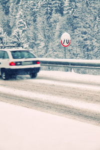 车辆行驶在白雪皑皑的雪地上