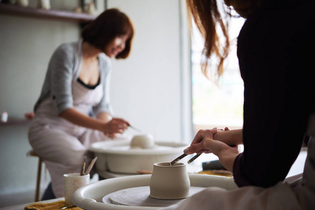 女学生在陶器上制作第一盆