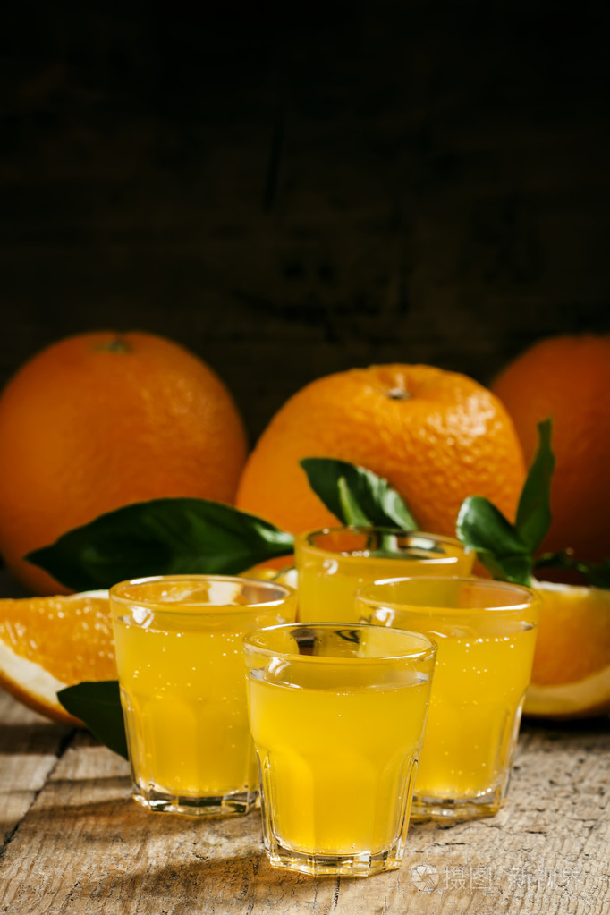 背景为新鲜的橘子桔子汽水