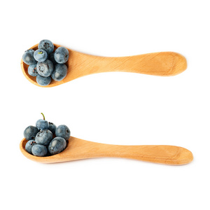 木勺集满的越橘或蓝莓孤立的白色背景