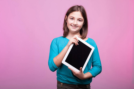 手拿数字平板电脑微笑的年轻女孩