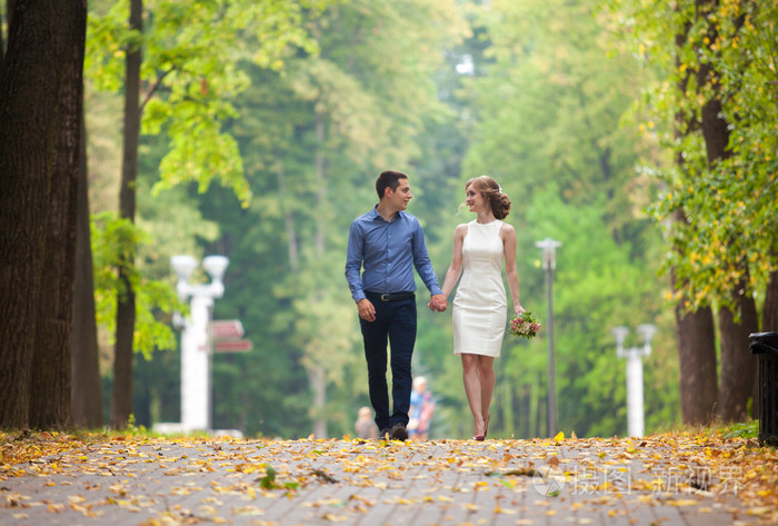 一个爱情故事,一个年轻的男人和女人彼此相爱,他们走在公园,亲吻和