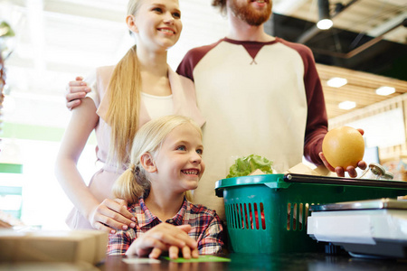 三幸福家庭在现代超市的收银机
