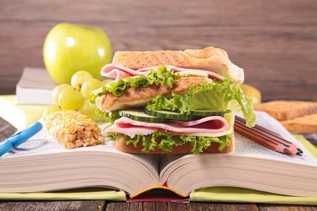 三明治和书，学校概念
