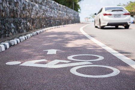 白色自行车标志或道路上的图标