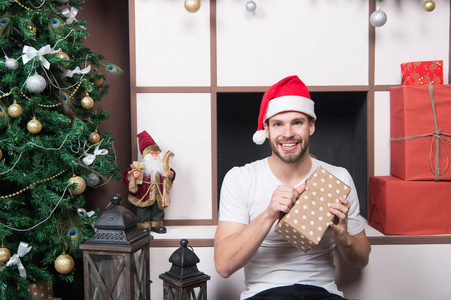 圣诞老人微笑着与礼品盒在圣诞树和壁炉。圣诞节, 新年礼物。装箱日概念