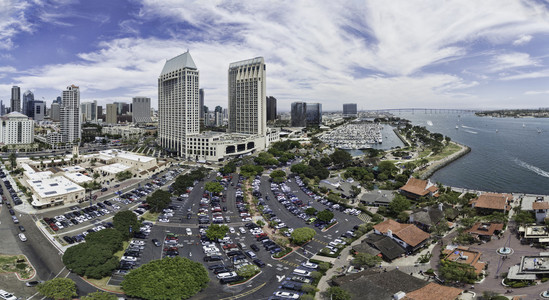 在 San Diego 海港村地区