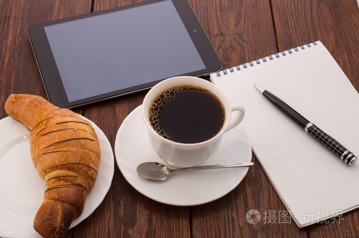 早餐喝杯黑咖啡，牛角包和笔记本