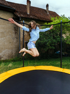 在后院蹦床图片-在后院蹦床素材-在后院蹦床插画-摄图新视界