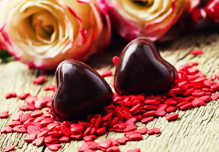 甜巧克力心, 情人节组成与红玫瑰, 老式木背景, 选择性焦点