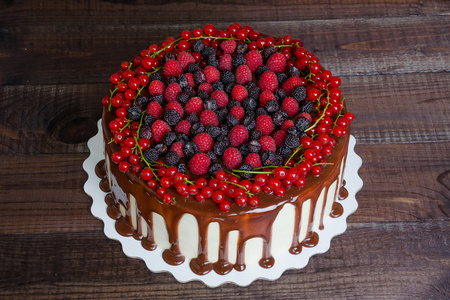 蛋糕与红 curraunts 覆盆子和 blackberries9