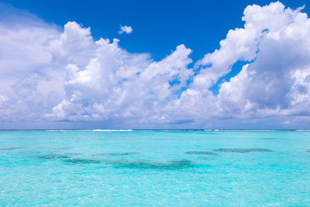在蓝色天空背景与马尔代夫海滩