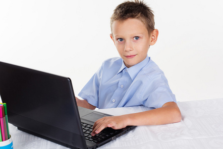 笔记本电脑，白色上孤立的小男孩