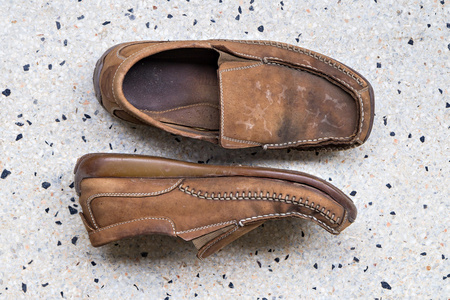 皮鞋的男孩图片