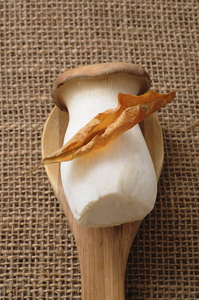 法式牛角菇 (杏鲍菇) 在木勺上照片