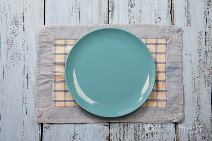 浅蓝色木背景上的空盘子照片-正版商用图片0ek1jr-摄图新视界