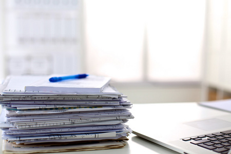 凌乱的文件图片