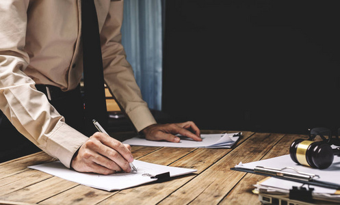 律师努力工作, 他的工作文件在办公室, 老式 pictur照片