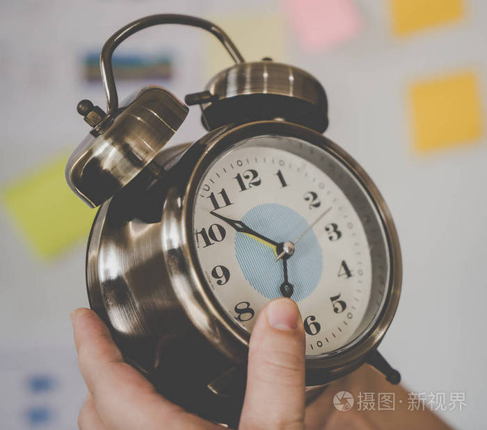 手持银色闹钟倒计时到7点钟照片 正版商用图片0ek5xs 摄图新视界 手持银色闹钟倒计时到7点钟照片 正版商用图片0ek5xs 摄图新视界